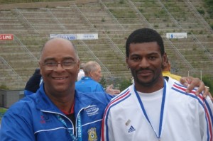 Foto 10 3 ESpdorte Josias Alencar O atleta e professor Josias Alencar ao lado do campeão dos 800mts rasos na Finlândia.