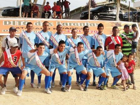 Foto 10 1 esporte Liberdade II (1) Liberdade II, equipe campeã do Interbairros 2011, em partida que ficou marcada pela entrega de 20 cestas básicas a pessoas carentes da comunidade teixeirense.