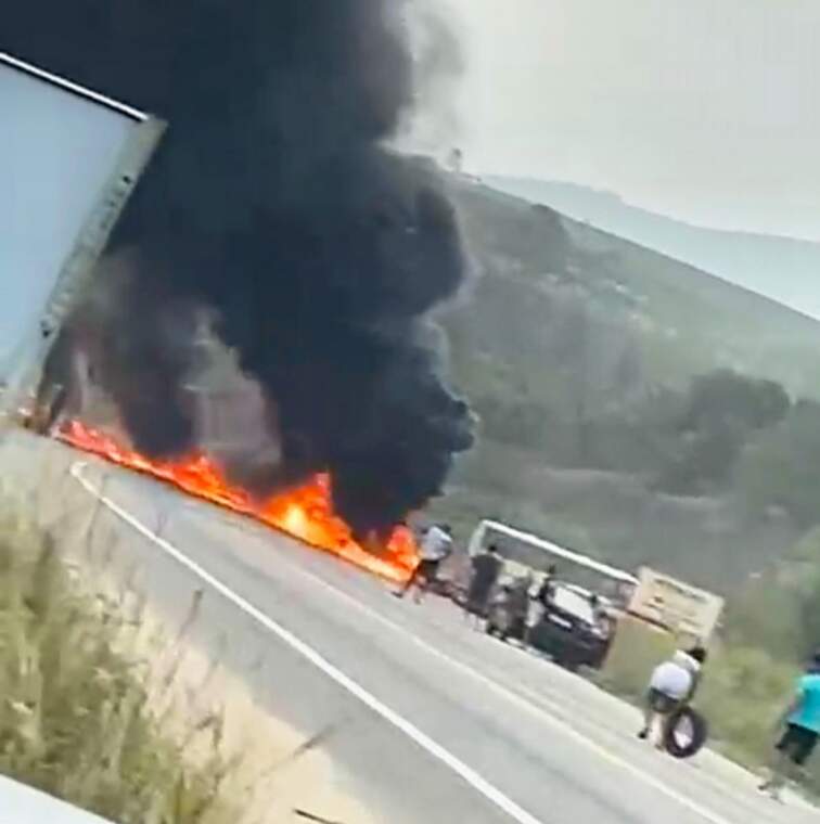 Revolta após morte de criança termina com BR-101 interditada e ônibus incendiado em Eunápolis